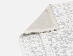 LIA knitted polyester rug 6'x9'